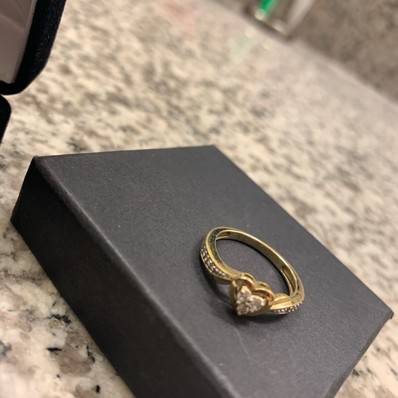 Heart shaped gold promise ring - Picture 2 of 4